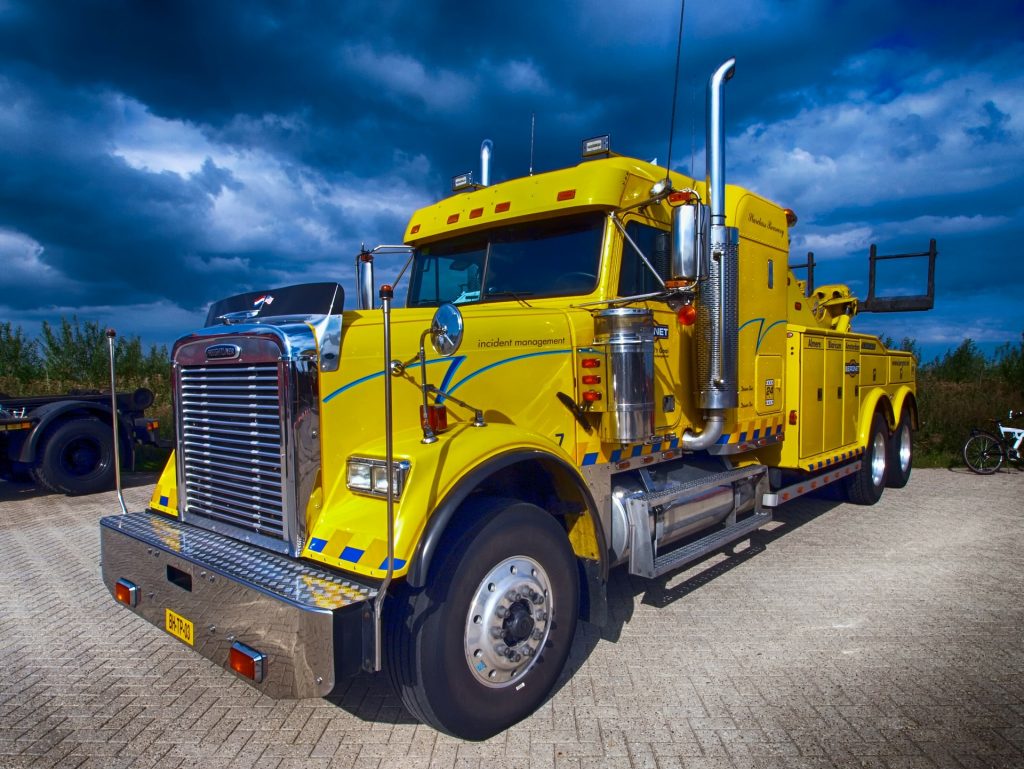 10 Things to Know About Semi-Truck Insurance - Ntphoto Digital